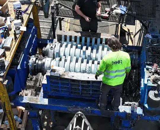 Equipo técnico de CHR trabajando en maquinaria para plantas de reciclaje industrial