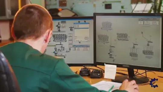 Ingeniero de CHR trabajando en diseño técnico para maquinaria de reciclaje industrial